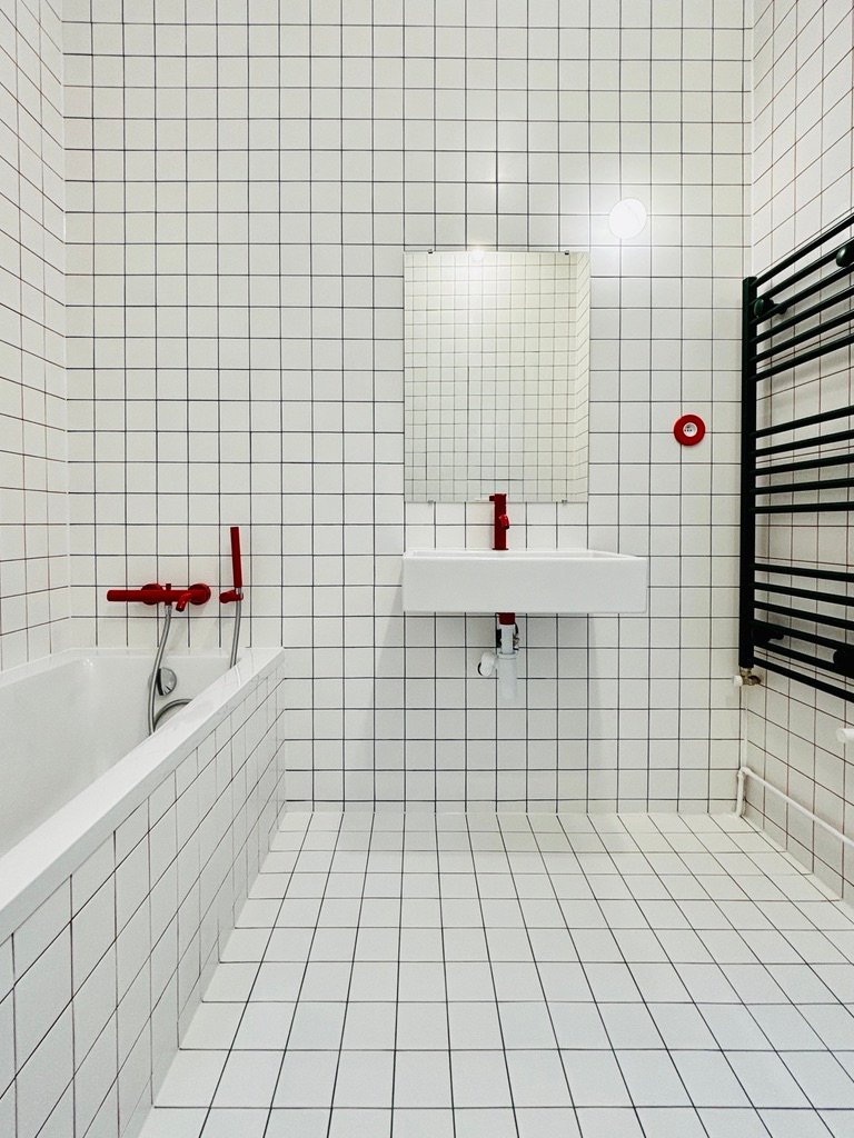 Salle de bain sur mesure — joints colorés
