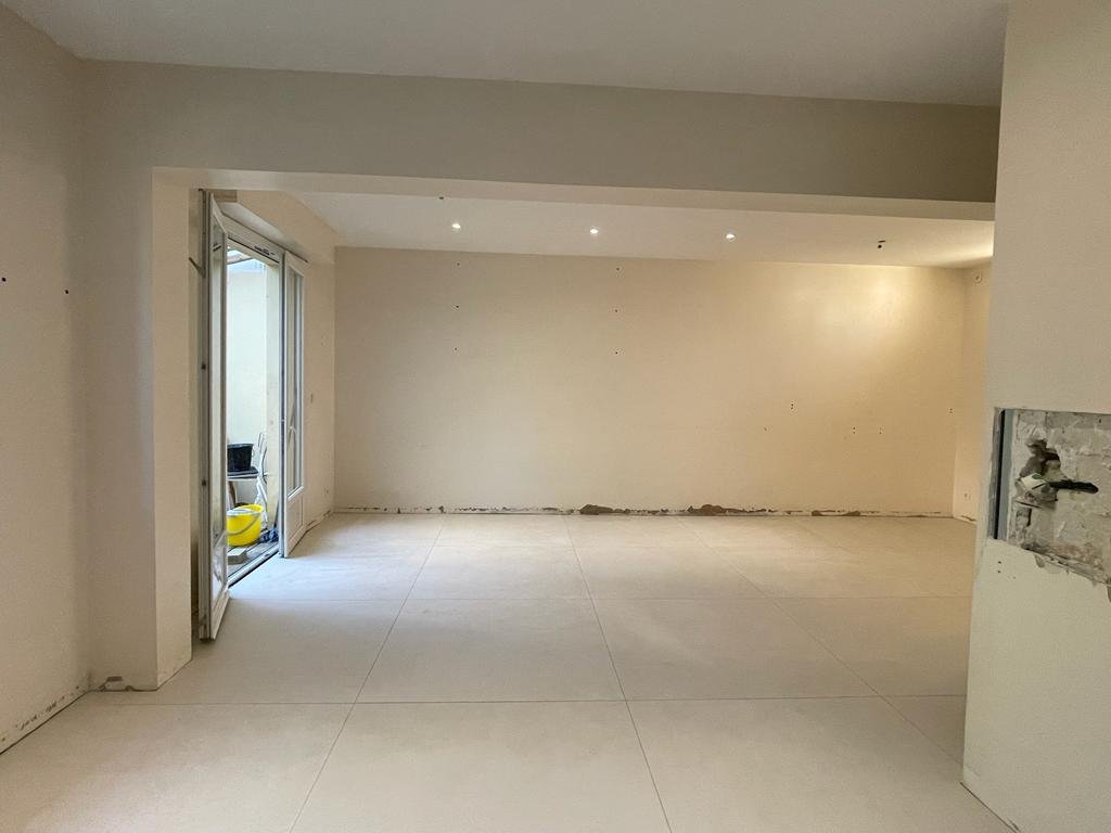Rénovation complète — plâtrerie, cuisine et béton ciré