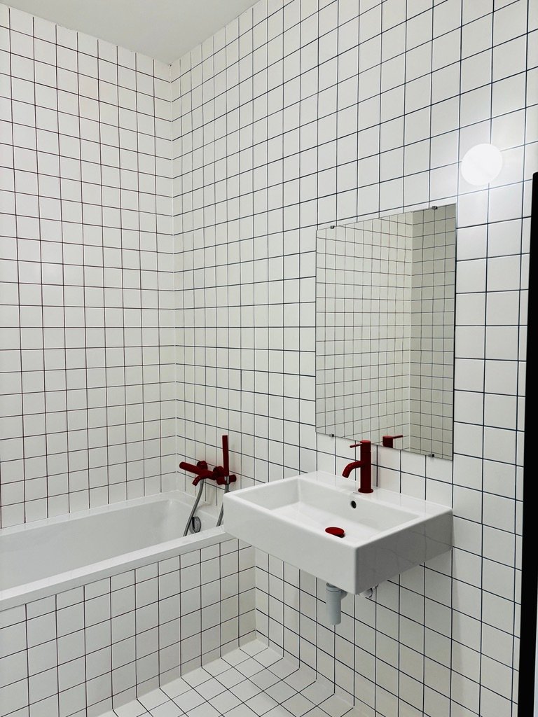 Salle de bain sur mesure — joints colorés