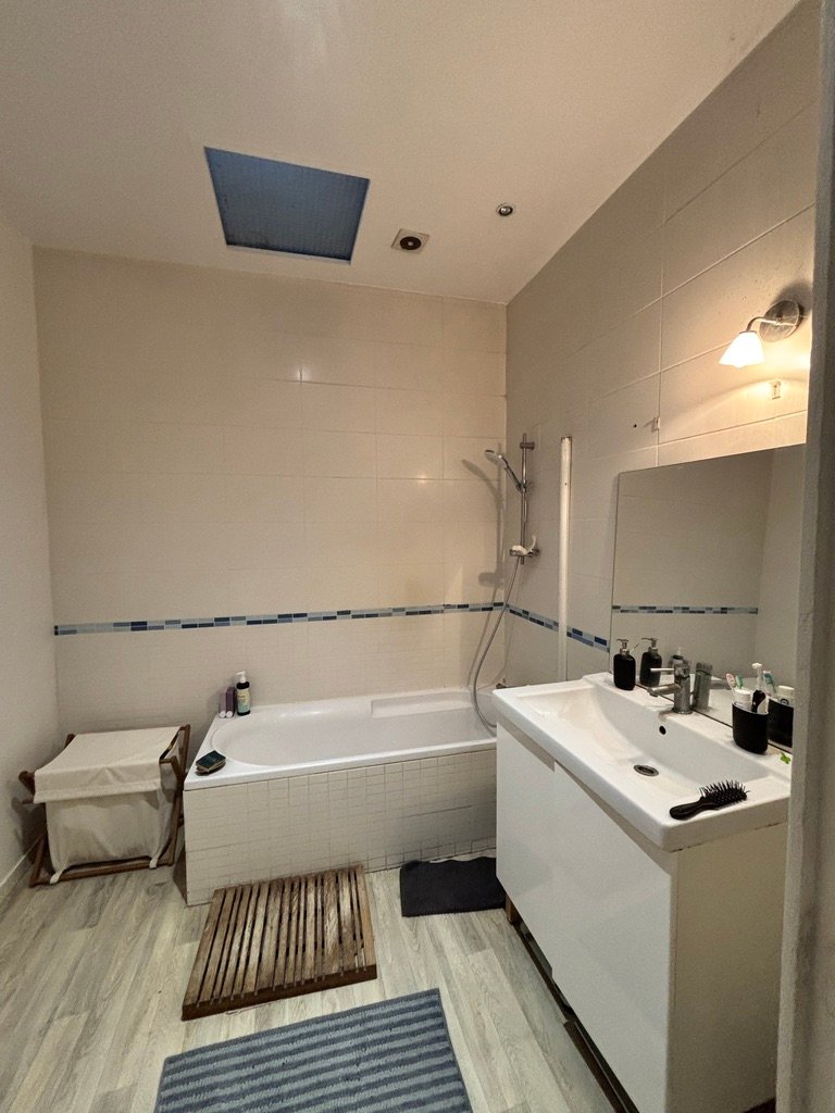 Salle de bain sur mesure — joints colorés