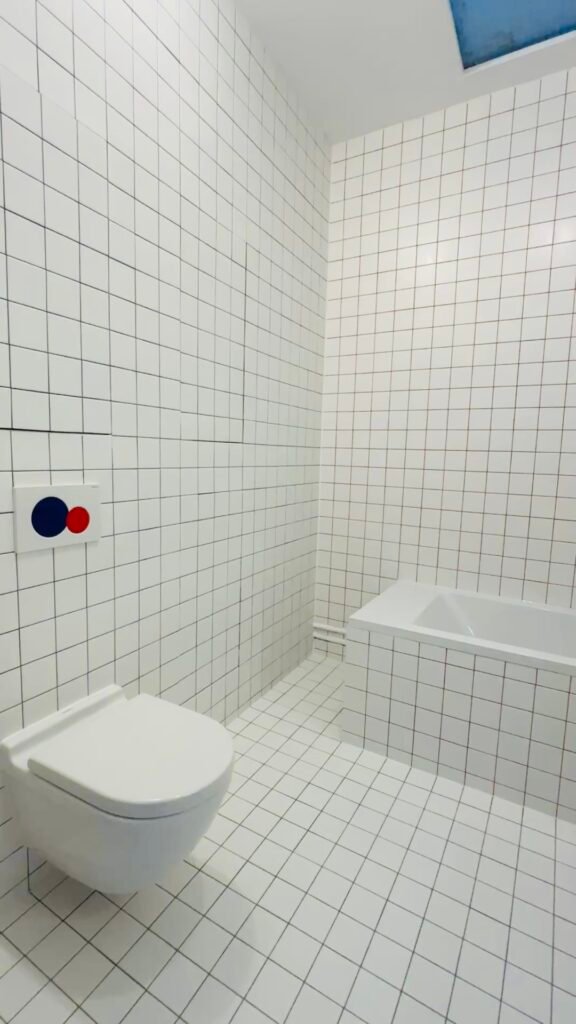 Salle de bain sur mesure — joints colorés