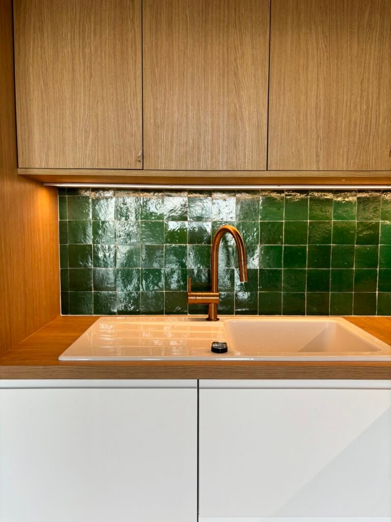 Cuisine sur mesure — zellige vert et laiton