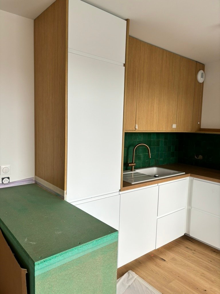 Cuisine sur mesure — zellige vert et laiton