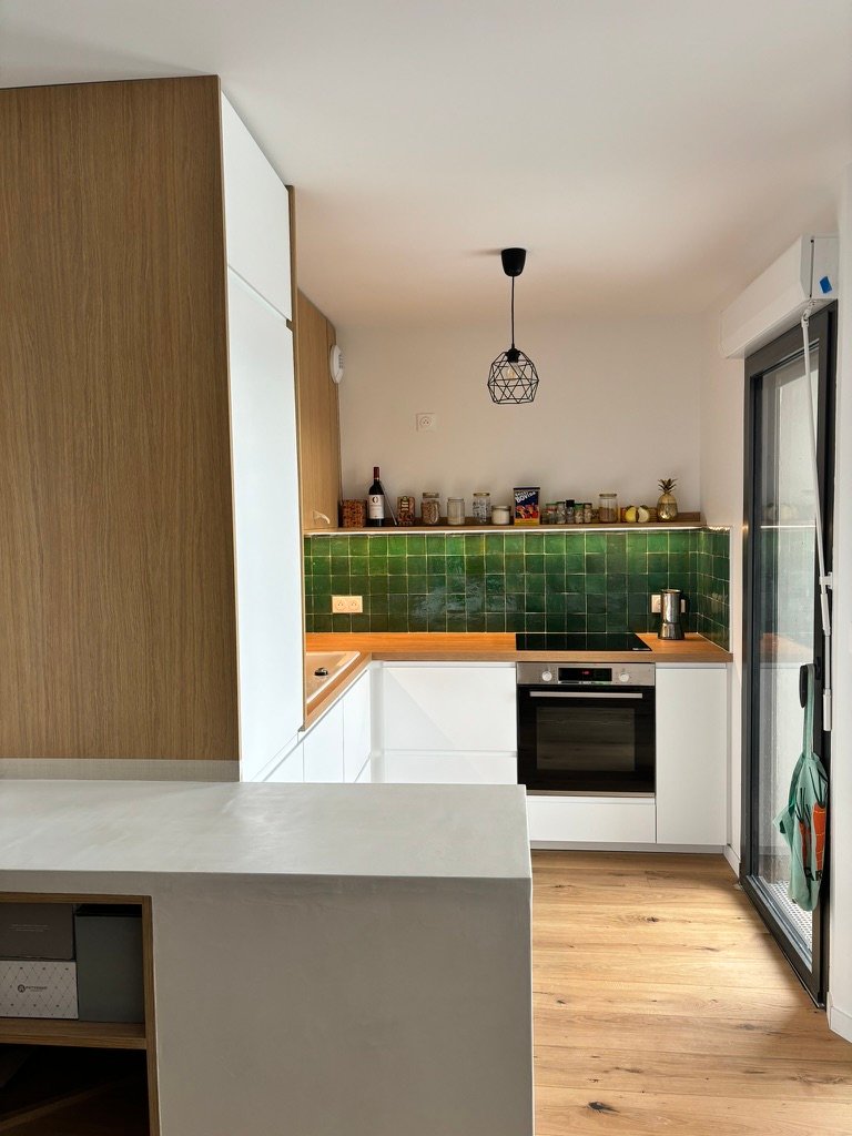 Cuisine sur mesure — zellige vert et laiton
