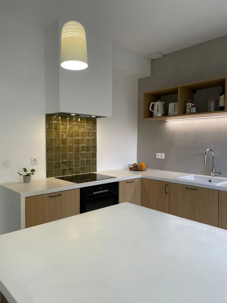 Rénovation complète — plâtrerie, cuisine et béton ciré