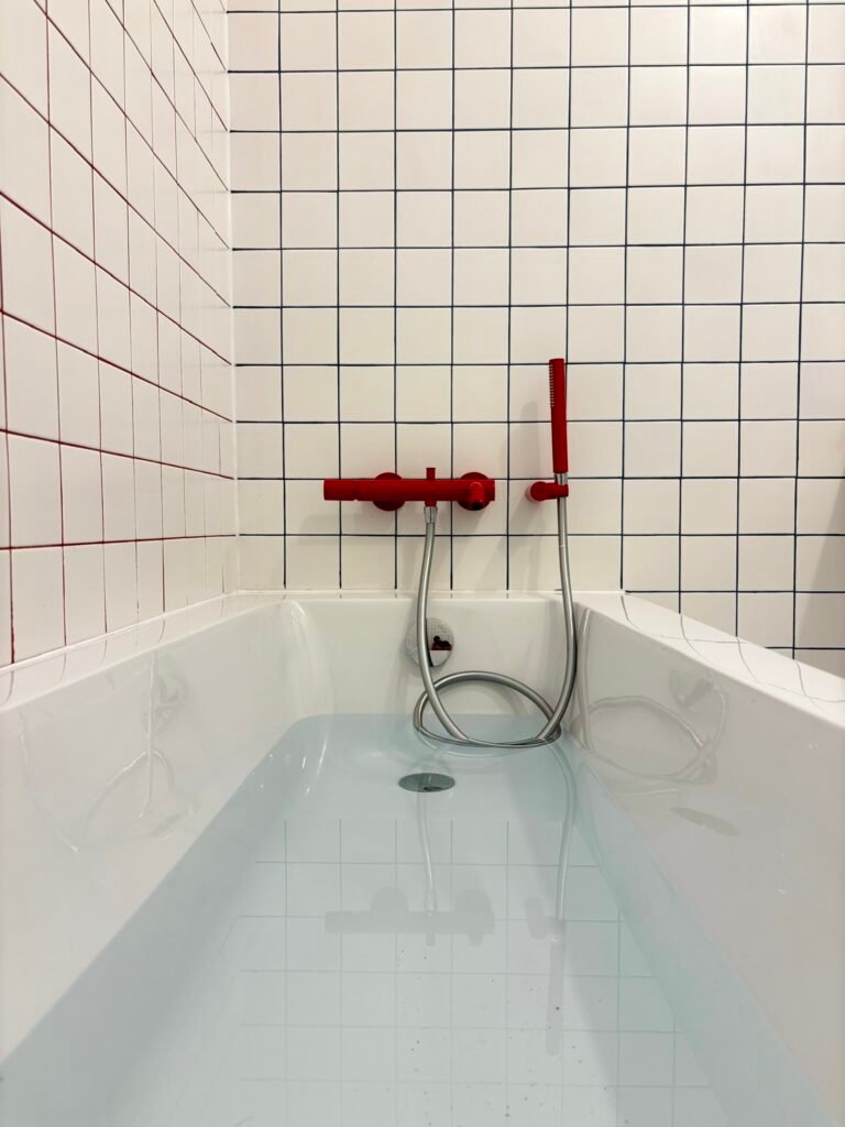 Salle de bain sur mesure — joints colorés